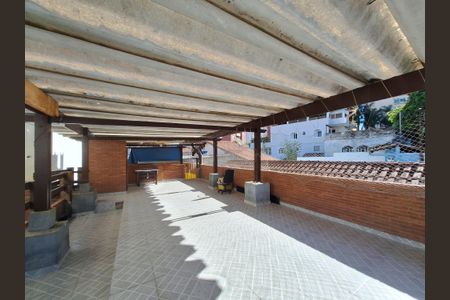 Casa à venda com 374m², 2 quartos e 1 vaga Casa à venda com 374m², 2 quartos e 1 vagaQuintal