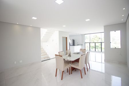 Sala de casa para alugar com 3 quartos, 300m² em Colonial, Contagem