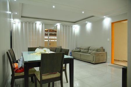 Casa à venda com 176m², 3 quartos e 3 vagasSala