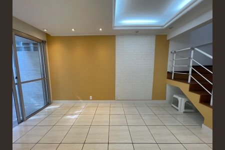 Sala de casa de condomínio para alugar com 2 quartos, 106m² em Rio Pequeno, São Paulo