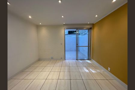 Casa de condomínio à venda com 106m², 2 quartos e 2 vagasSala