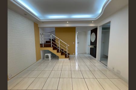 Sala de casa de condomínio para alugar com 2 quartos, 106m² em Rio Pequeno, São Paulo