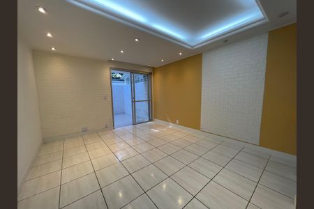 Casa de condomínio à venda com 106m², 2 quartos e 2 vagasSala