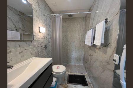 Apartamento para alugar com 120m², 2 quartos e 1 vaga Apartamento para alugar com 120m², 2 quartos e 1 vagaBanheiro da suíte