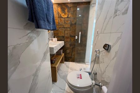 Apartamento para alugar com 120m², 2 quartos e 1 vaga Apartamento para alugar com 120m², 2 quartos e 1 vagaBanheiro social