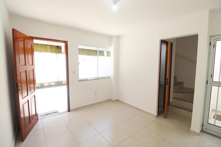 Sala de casa para alugar com 2 quartos, 70m² em Vila Valqueire, Rio de Janeiro