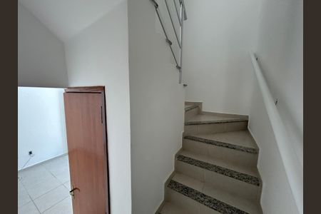 Casa para alugar com 73m², 2 quartos e 1 vagaEscada