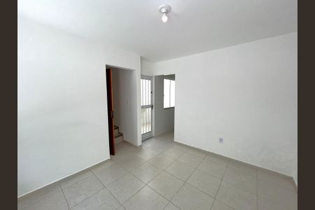 Sala de casa para alugar com 2 quartos, 70m² em Vila Valqueire, Rio de Janeiro