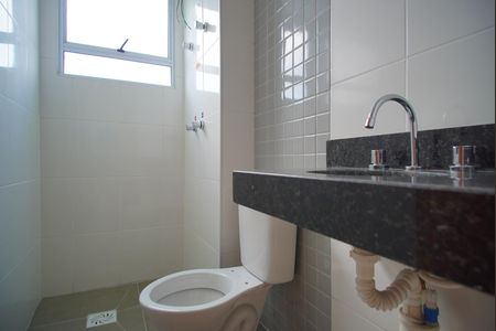 Banheiro da Suíte de apartamento para alugar com 2 quartos, 56m² em Jardim Carvalho, Porto Alegre