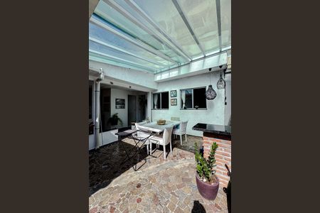 Casa à venda com 246m², 2 quartos e sem vagaÁrea externa