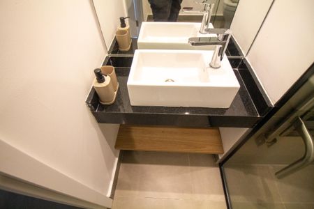 Banheiro de kitnet/studio para alugar com 1 quarto, 30m² em Cidade Monções, São Paulo
