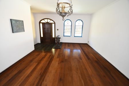 Casa à venda com 540m², 4 quartos e 4 vagasSala