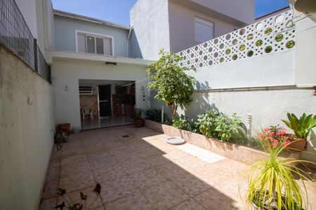 Casa à venda com 120m², 3 quartos e 2 vagas Casa à venda com 120m², 3 quartos e 2 vagasQuintal / Jardim