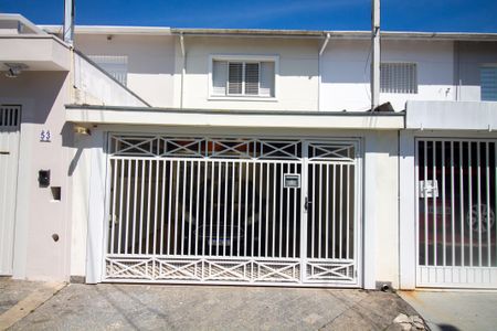 Casa à venda com 120m², 3 quartos e 2 vagas Casa à venda com 120m², 3 quartos e 2 vagasFachada