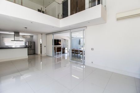 Casa de condomínio à venda com 380m², 4 quartos e 4 vagas Casa de condomínio à venda com 380m², 4 quartos e 4 vagasSala