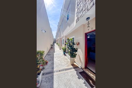 Casa de condomínio à venda com 60m², 2 quartos e 1 vagaEntrada