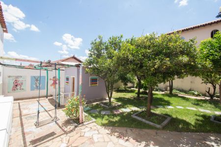 Casa à venda com 360m², 4 quartos e 5 vagasQuintal e Jardim