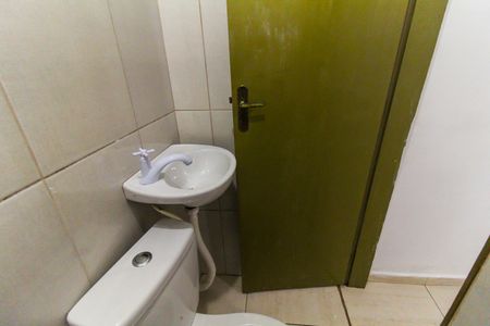 Banheiro de kitnet/studio para alugar com 1 quarto, 16m² em Parque Savoi City, São Paulo