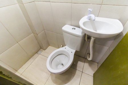 Banheiro de kitnet/studio para alugar com 1 quarto, 16m² em Parque Savoi City, São Paulo