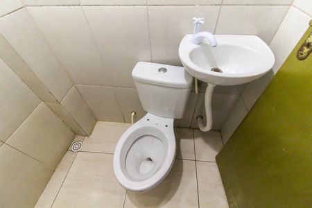 Banheiro de kitnet/studio para alugar com 1 quarto, 16m² em Parque Savoi City, São Paulo