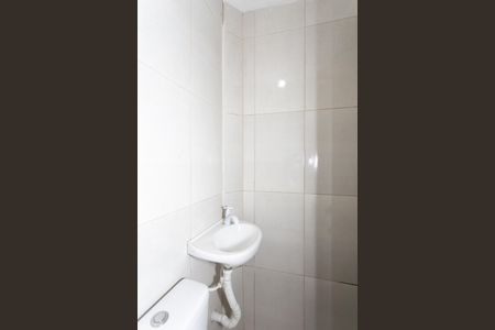 Banheiro  de kitnet/studio para alugar com 1 quarto, 16m² em Parque Savoi City, São Paulo