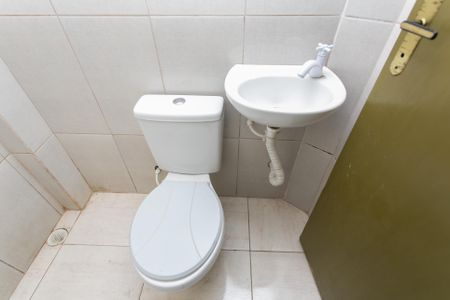 Banheiro  de kitnet/studio para alugar com 1 quarto, 16m² em Parque Savoi City, São Paulo