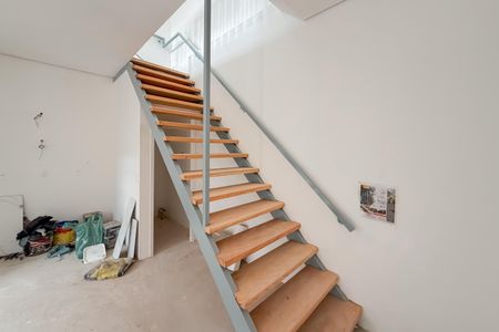 Casa à venda com 65m², 1 quarto e 2 vagas Casa à venda com 65m², 1 quarto e 2 vagasEscada