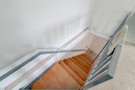 Casa à venda com 65m², 1 quarto e 2 vagas Casa à venda com 65m², 1 quarto e 2 vagasEscada