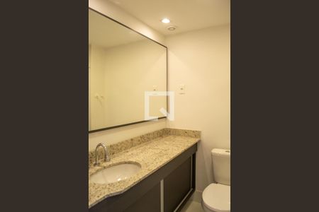 Banheiro de kitnet/studio para alugar com 1 quarto, 30m² em Partenon, Porto Alegre