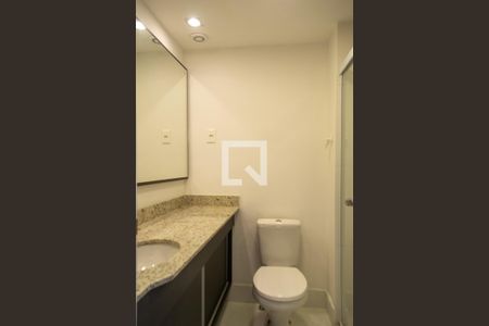 Banheiro de kitnet/studio para alugar com 1 quarto, 30m² em Partenon, Porto Alegre