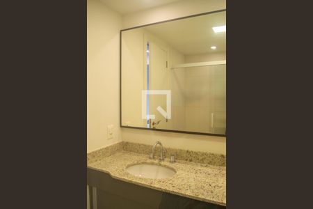 Banheiro de kitnet/studio para alugar com 1 quarto, 30m² em Partenon, Porto Alegre