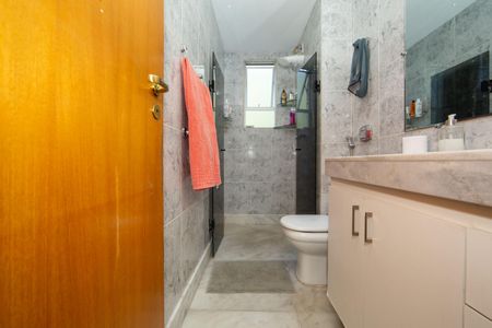 Apartamento à venda com 130m², 4 quartos e 2 vagas Apartamento à venda com 130m², 4 quartos e 2 vagasBANHEIRO2