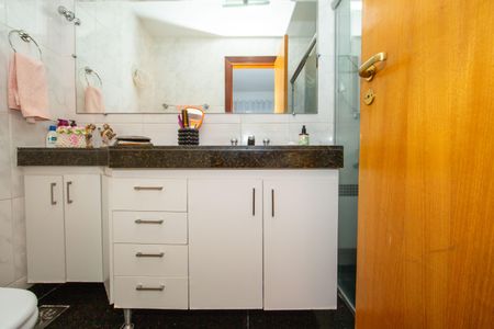 Apartamento à venda com 130m², 4 quartos e 2 vagas Apartamento à venda com 130m², 4 quartos e 2 vagasBANHEIRO1