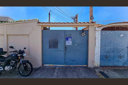 Casa para alugar com 81m², 2 quartos e 1 vaga Casa para alugar com 81m², 2 quartos e 1 vagaFachada com placa