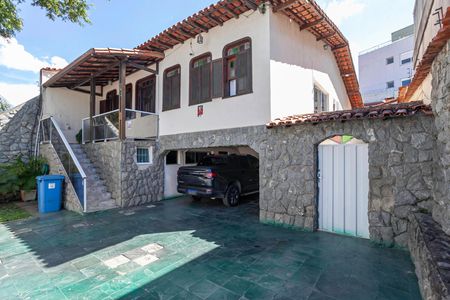 Casa à venda com 360m², 3 quartos e 3 vagasFachada