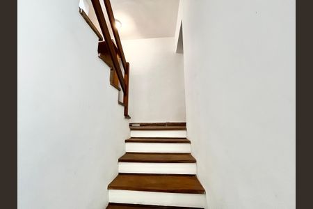 Casa à venda com 178m², 4 quartos e 1 vaga Casa à venda com 178m², 4 quartos e 1 vagaEscada