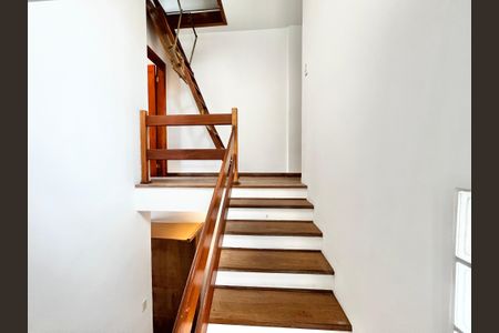 Casa à venda com 178m², 4 quartos e 1 vaga Casa à venda com 178m², 4 quartos e 1 vagaEscada