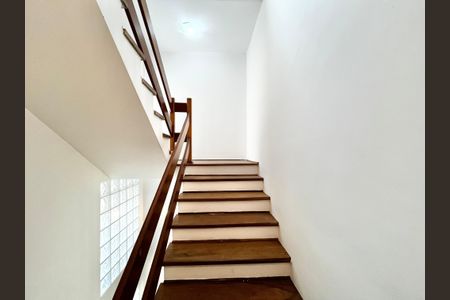 Casa à venda com 178m², 4 quartos e 1 vaga Casa à venda com 178m², 4 quartos e 1 vagaEscada