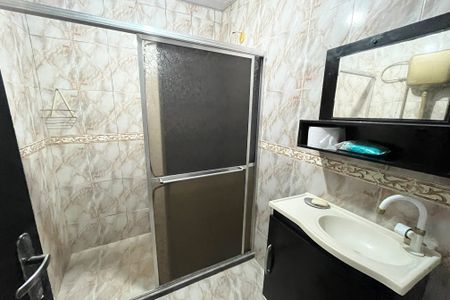 Banheiro de casa de condomínio para alugar com 1 quarto, 60m² em Moneró, Rio de Janeiro
