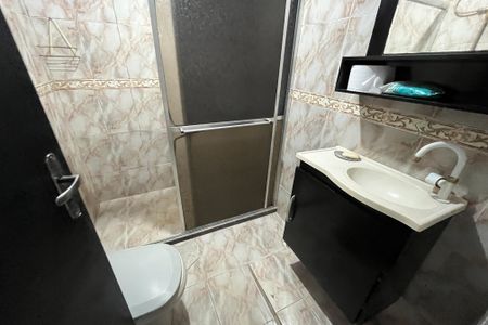 Banheiro de casa de condomínio para alugar com 1 quarto, 60m² em Moneró, Rio de Janeiro