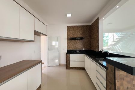 Casa de condomínio para alugar com 285m², 3 quartos e 5 vagas