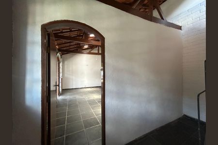 Casa para alugar com 280m², 5 quartos e 2 vagasEscada para o Sótão 