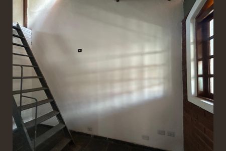 Casa para alugar com 280m², 5 quartos e 2 vagasEscada para o Sótão 