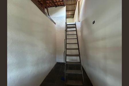 Casa para alugar com 280m², 5 quartos e 2 vagasEscada para o Sótão 