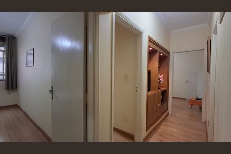 Corredor de apartamento à venda com 3 quartos, 156m² em Vila Itapura, Campinas