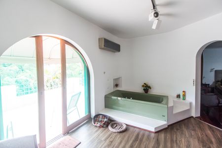 Casa de condomínio para alugar com 1300m², 4 quartos e 6 vagasSuíte