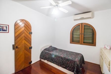 Casa de condomínio para alugar com 1300m², 4 quartos e 6 vagasQuarto