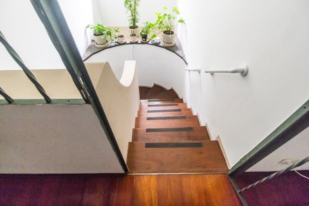 Casa de condomínio para alugar com 1300m², 4 quartos e 6 vagasEscada