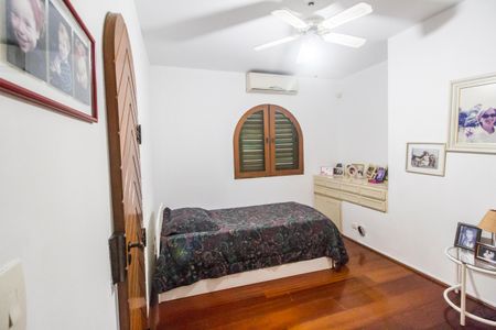 Casa de condomínio para alugar com 1300m², 4 quartos e 6 vagasQuarto