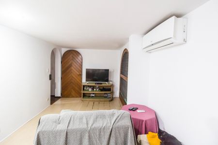 Casa de condomínio para alugar com 1300m², 4 quartos e 6 vagasQuarto